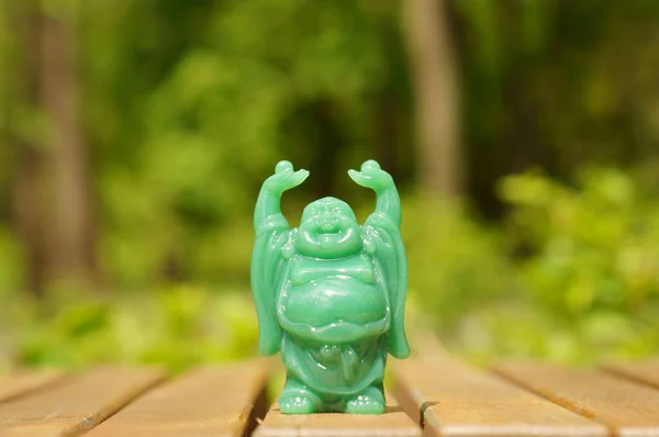 Uma Figura Verde Buda Feliz Símbolo Religioso — Fotografia de Stock