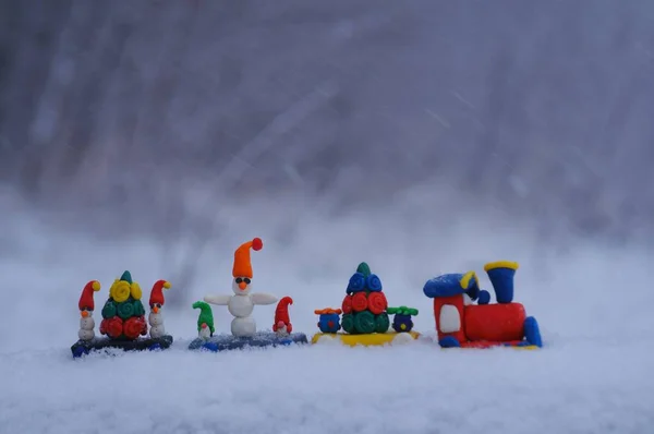 Pociąg Zabawkowy Figurkami Świątecznymi Tle Śniegu — Zdjęcie stockowe