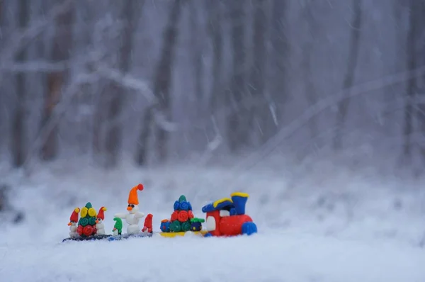 Hračkový Vlak Vánoční Figurky Pozadí Sněhu — Stock fotografie