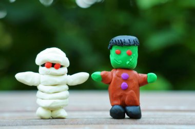 Komik Frankenstein ve plastikli mumya yakın çekim. Canavar figürleri. Cadılar Bayramı konsepti.
