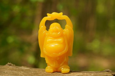 Gülümseyen bir Buda figürü başının üstünde bir inci taşıyor. Ezoterik ruhani bir sembol..