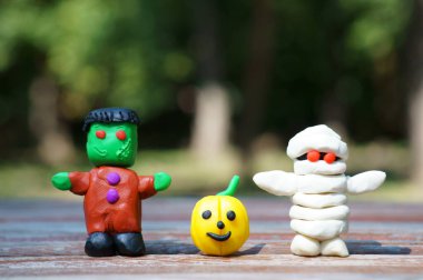 Mumya figürü, Frankenstein ve plastikten yapılmış bir balkabağı. Cadılar Bayramı konsepti.