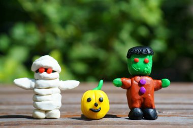 Mumya figürü, Frankenstein ve plastikten yapılmış bir balkabağı. Cadılar Bayramı konsepti.