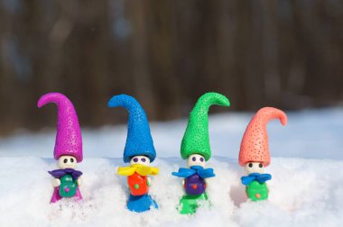 Kış ormanlarında hediyeli plastik cüce heykelcikleri..