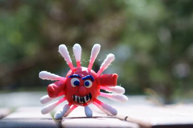 Plastikten yapılmış bir koronavirüsün yakın plan figürü. Oyuncak virüs..