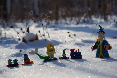 Kış ormanında peri masalı karakterleriyle dolu oyuncak tren. Yakında iyi bir büyücü var..