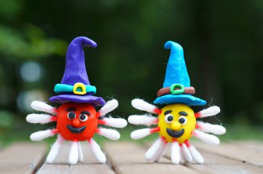 Şenlik şapkasında plasticinden yapılmış bir virüs figürü. Cadılar Bayramı konsepti. Yakın plan..