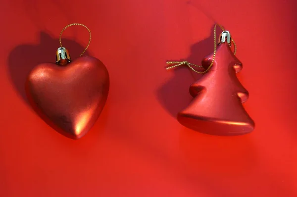 Brinquedo Vermelho Árvore Natal Coração Fundo Vermelho — Fotografia de Stock