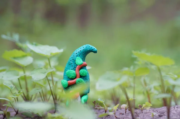 Uma Estatueta Anão Feito Plasticina Grama Verde — Fotografia de Stock