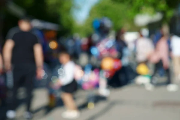 Αφηρημένη Θολή Έγχρωμο Φόντο Μια Ομάδα Ανθρώπων Ένα Πάρκο Ψυχαγωγίας — Φωτογραφία Αρχείου