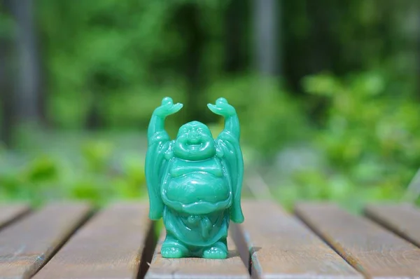 Uma Figura Verde Buda Feliz Símbolo Religioso — Fotografia de Stock