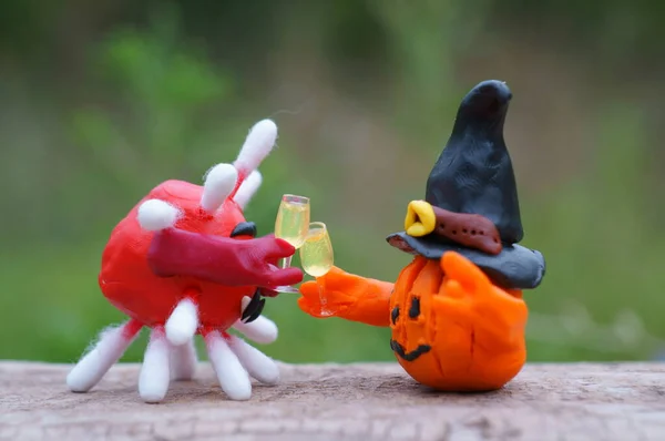 Figurka Viru Dýně Plasticinu Sklenicí Šampaňského Koncept Halloweenu — Stock fotografie