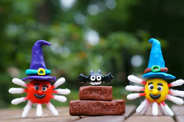 Virové Figurky Plasticinu Zdobené Slavnostním Kloboukem Vedle Nápisu Šťastný Halloween — Stock fotografie