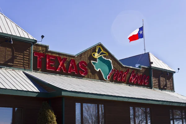 Indianapolis - kb március 2016: Texas Roadhouse étterem hely. Texas Roadhouse egy legendás Steak étterem Ii. — Stock Fotó