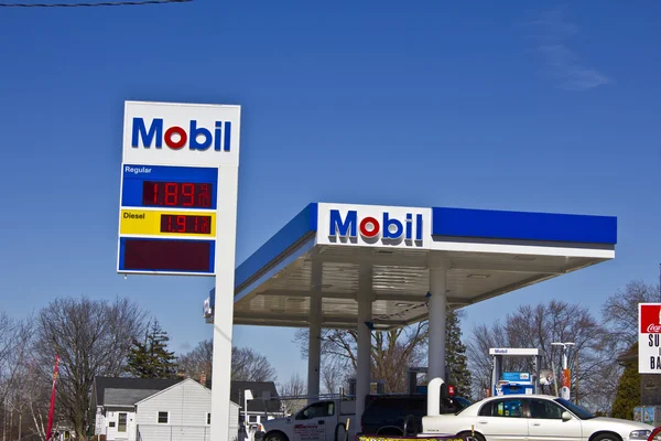 Indianapolis - Circa maart 2016: Exxonmobil Retail Gas-locatie. ExxonMobil is's werelds grootste olie- en gasbedrijf ik — Stockfoto