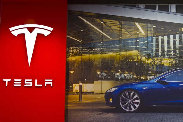 Indianápolis - Circa Março 2016: Tesla Motors Store em Indianápolis III Imagens Royalty-Free