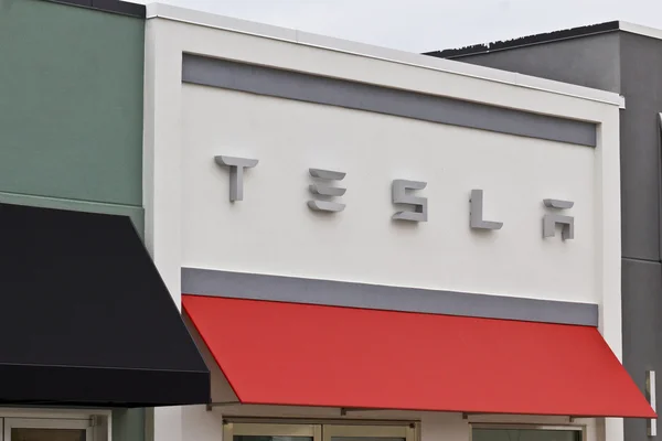 Indianapolis - Nisan 2016 yaklaşık: Tesla Motors mağaza. Tesla bir teknoloji ve tasarım şirketi V değil — Stok fotoğraf