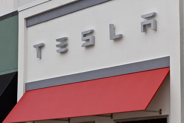 Indianapolis - Nisan 2016 yaklaşık: Tesla Motors mağaza. Tesla bir teknoloji ve tasarım şirketi Vi olduğunu — Stok fotoğraf