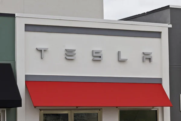 Indianapolis - Nisan 2016 yaklaşık: Tesla Motors mağaza. Tesla bir teknoloji ve tasarım şirketi IV değil — Stok fotoğraf