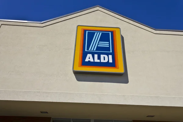 Indianapolis - Vers avril 2016 : Aldi Discount Supermarket. Aldi est tout simplement plus intelligent Shopping II — Photo