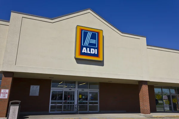 Indianápolis - Circa abril 2016: Aldi Discount Supermarket. Aldi é simplesmente mais inteligente Compras I — Fotografia de Stock