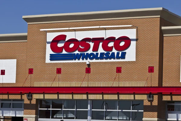 Indianapolis - ca. april 2016: costco großhandelsstandort. costco wholesale ist ein globaler Einzelhändler im Wert von mehreren Milliarden Dollar. — Stockfoto