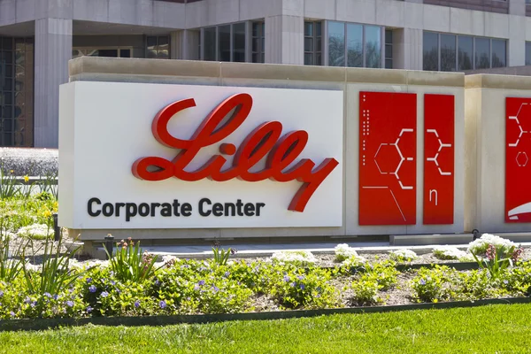 Indianápolis - Circa abril 2016: Eli Lilly and Company World Headquarters. Lilly fabrica medicamentos y productos farmacéuticos V — Foto de Stock