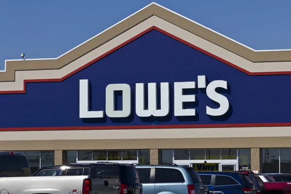Indianápolis - Circa abril 2016: Lowe 's Home Improvement Warehouse. Lowe 's ayuda a los clientes a mejorar los lugares que llaman hogar II — Foto de Stock