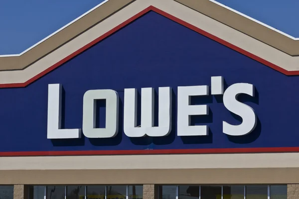 Indianápolis - Circa abril 2016: Lowe 's Home Improvement Warehouse. Lowe 's ayuda a los clientes a mejorar los lugares que llaman hogar I — Foto de Stock
