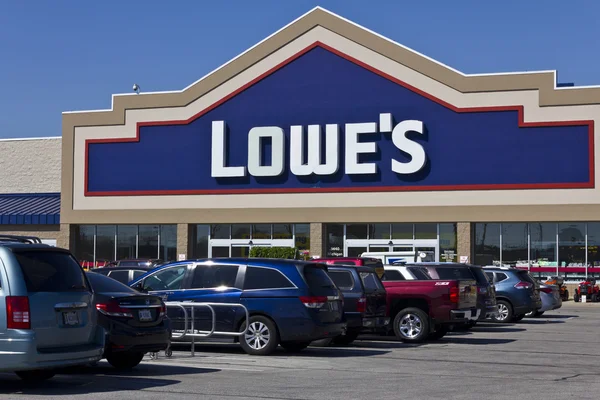 Indianapolis - ca. April 2016: Lowe 's Baumarkt-Lager. lowe 's hilft Kunden die Orte zu verbessern, die sie zu Hause anrufen iii — Stockfoto