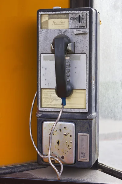Fairmount, in - ca. Dezember 2015: vintage frontier communications pay phone i — Stockfoto