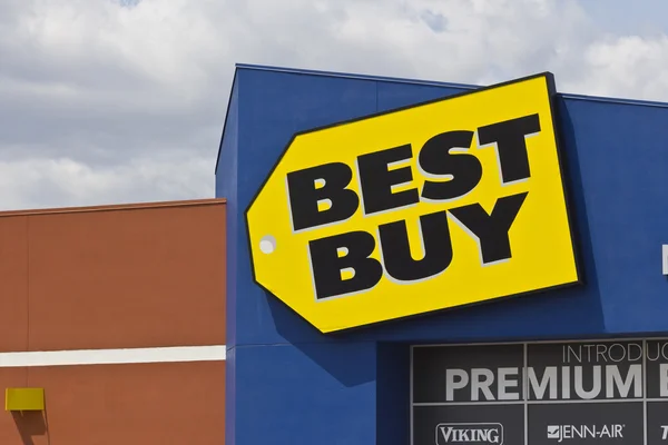 Indianapolis - Circa May 2016: Best Buy Retail Location. Best Buy: Expert Service. Unbeatable Price I — Stock Photo, Image