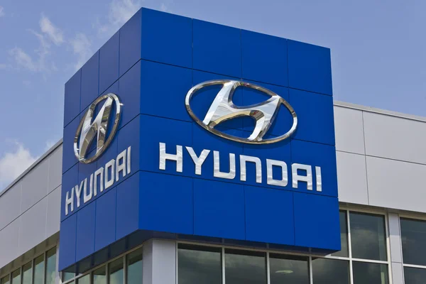 Indianápolis - Circa maio 2016: Hyundai Motor Company Dealership. Hyundai é um fabricante automotivo multinacional sul-coreano II — Fotografia de Stock