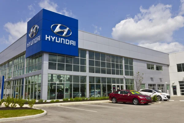 Indianápolis - Circa Mayo 2016: Hyundai Motor Company Dealership. Hyundai es un fabricante automotriz multinacional surcoreano III — Foto de Stock