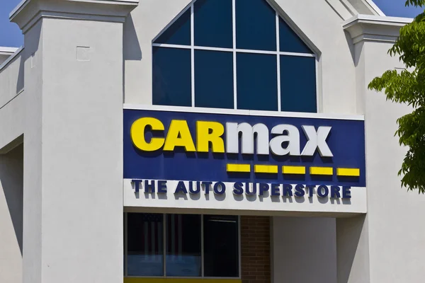 インディ アナポリス - 2016 年 5 月頃: Carmax 自動車販売店。Carmax は私たち Ii で最大の中古車販売店です。 — ストック写真