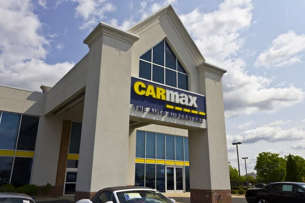 Indianapolis - ca maj 2016: Carmax Auto återförsäljare. Carmax är den största som används-bil återförsäljare i oss Iv — Stockfoto