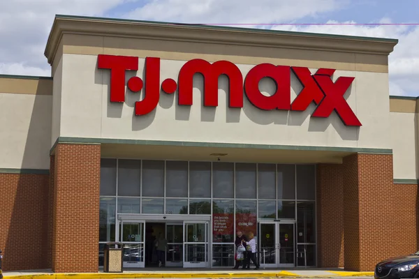 Indianápolis - Circa Mayo 2016: T.J. Maxx Retail Store Location. Al estilo Maxx. Máximo ahorro. maxx vida I — Foto de Stock