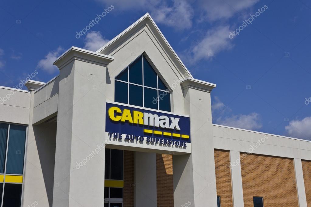 Indianápolis Circa Mayo 2016 CarMax Auto Dealership. CarMax es el