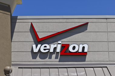 Indianapolis - Mayıs 2016 yaklaşık: Verizon radyo perakende yer. Verizon en büyük iletişim teknolojisi şirketleri V biridir