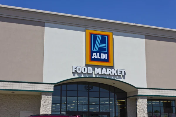 Indianapolis - γύρω στο Μάιο 2016: Σούπερ μάρκετ Aldi έκπτωση. Aldi είναι απλά πιο έξυπνα ψώνια Iv — Φωτογραφία Αρχείου