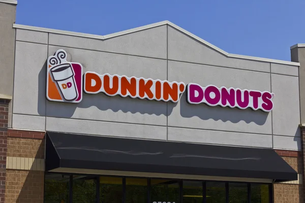Indianapolis - Circa maja 2016: Dunkin ' Donuts sprzedaży detalicznej. Dunkin ' jest ulubionym America's codziennie, przez cały dzień zatrzymania na kawę i wypieki Ii — Zdjęcie stockowe