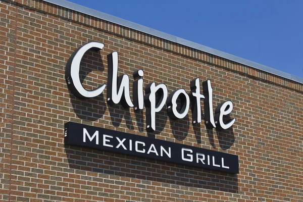 Indianapolis - ca maj 2016: Chipotle Mexican Grill Restaurant. Chipotle är en kedja av Burrito snabbmat restauranger Vii — Stockfoto