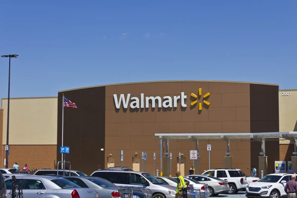 Indianapolis - Mart 2016 yaklaşık: Walmart perakende satış yerini. Walmart bir Amerikan çokuluslu perakende şirketi V ise — Stok fotoğraf
