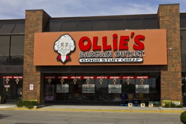 Indianapolis - Circa June 2016: Ollie's Bargain Outlet. Ollie's Carries a Wide Range of Closeout Merchandise II clipart