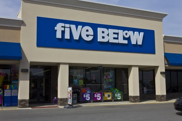 Indianápolis - Circa junio 2016: Cinco por debajo de la tienda minorista. Five Below es una cadena que vende productos que cuestan hasta $5 IV — Foto de Stock