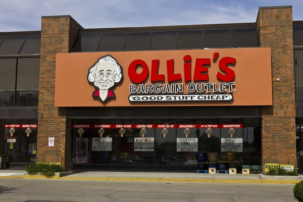 Indianapolis - Circa June 2016: Ollie's Bargain Outlet. Ollie's Carries a Wide Range of Closeout Merchandise II — Stock Photo, Image