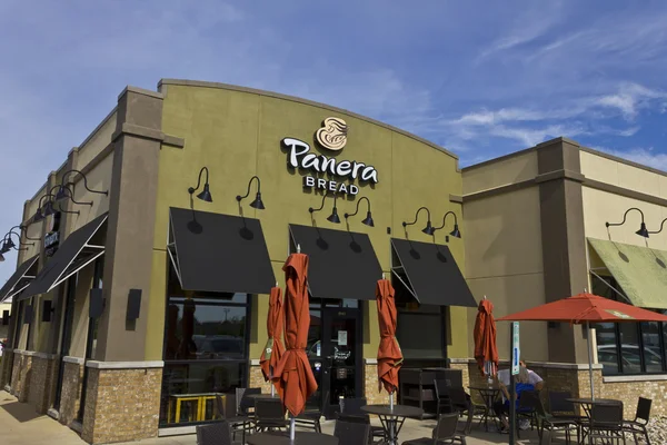 Indianapolis - Circa June 2016: Panera Bread Retail Location. Panera is a Chain of Fast Casual Restaurants Offering Free WiFi III — Stock Photo, Image