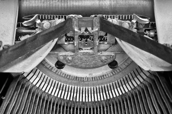Máquina de escrever antiga - Uma máquina de escrever antiga mostrando T tradicional — Fotografia de Stock