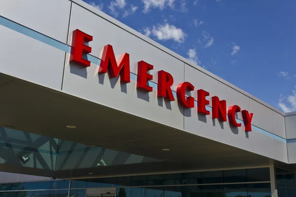 Señal roja de entrada de emergencia para un hospital local II — Foto de Stock