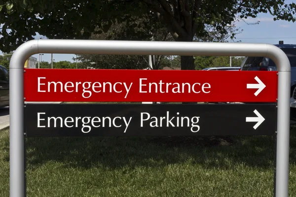 Nápis-nouzový vstup a parkování v místní nemocnici I — Stock fotografie
